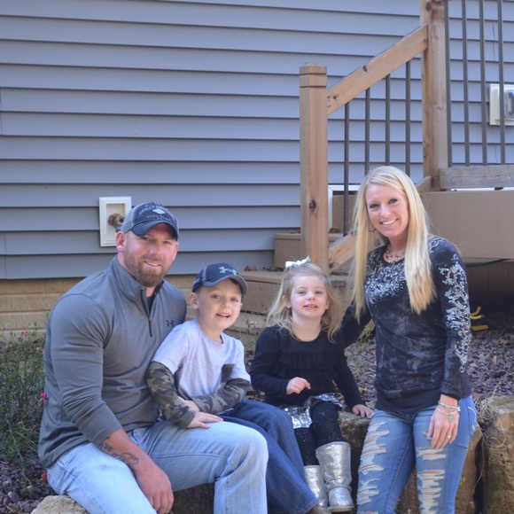 Meet your Posher, Jenn - Picture 1 of 2